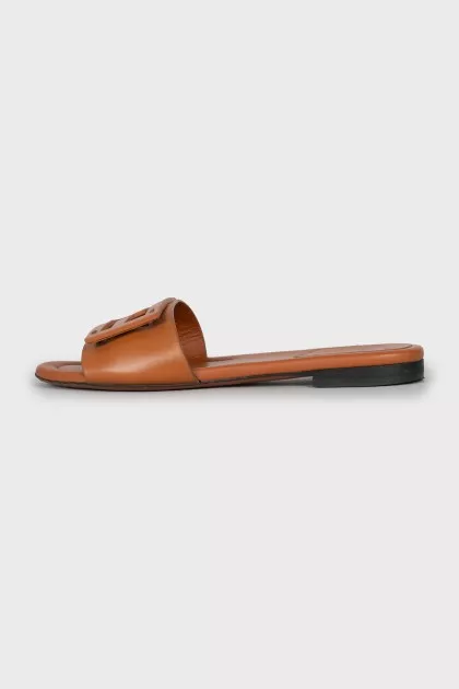 Leather flip flops with buckles