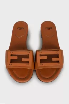 Leather flip flops with buckles