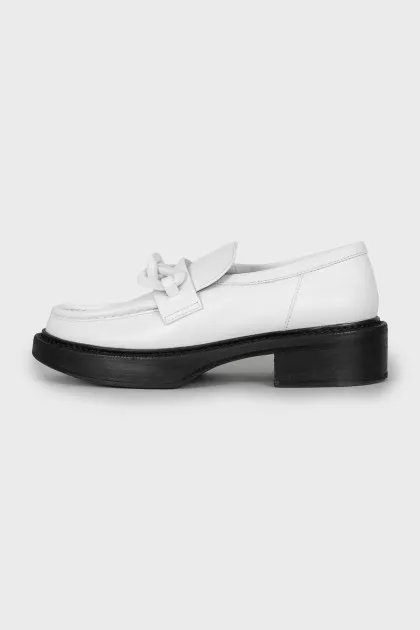 Leather loafers decorated with chain