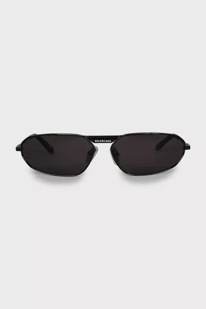 Sunglasses with branded logo on the frame