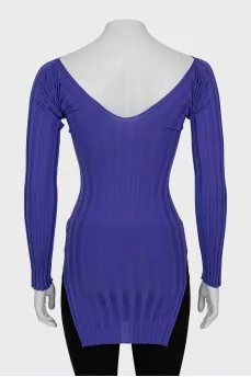 Fitted top with slits