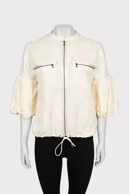 Windbreaker with zipped pockets