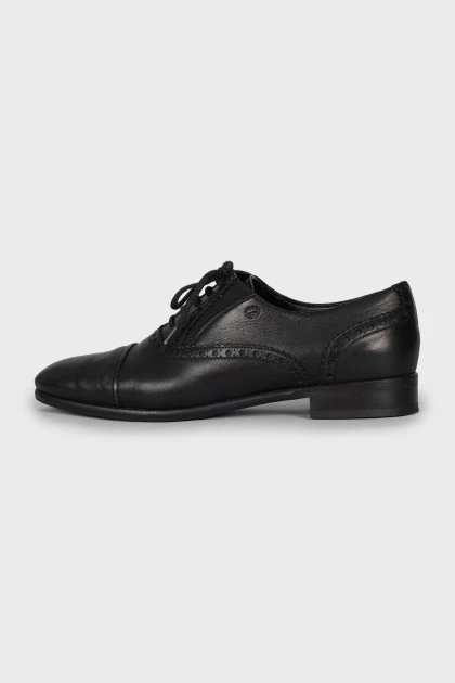 Lace-up shoes with perforation
