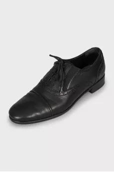 Lace-up shoes with perforation
