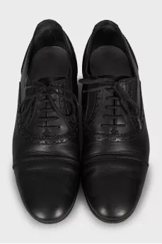 Lace-up shoes with perforation