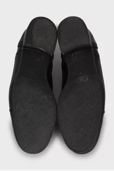 Lace-up shoes with perforation