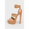 Leather sandals with a closed heel