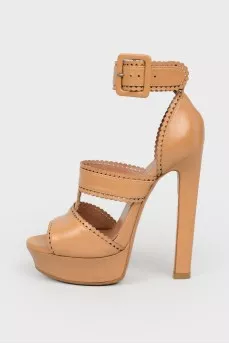 Leather sandals with a closed heel