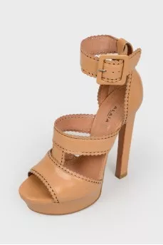 Leather sandals with a closed heel