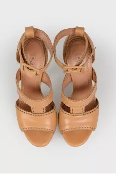 Leather sandals with a closed heel