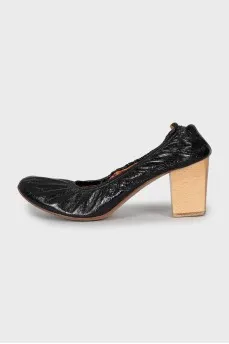 Leather shoes with textured upper