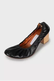 Leather shoes with textured upper