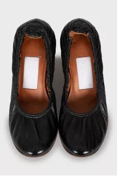 Leather shoes with textured upper