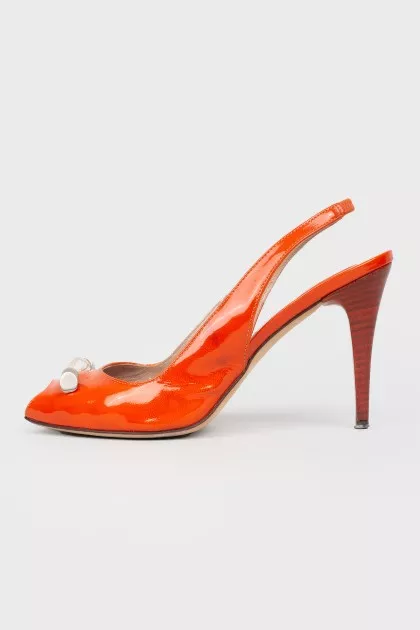 Lacquered sandals without fasteners