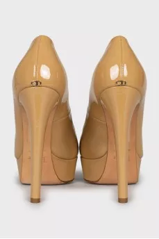 Beige leather open toe shoes