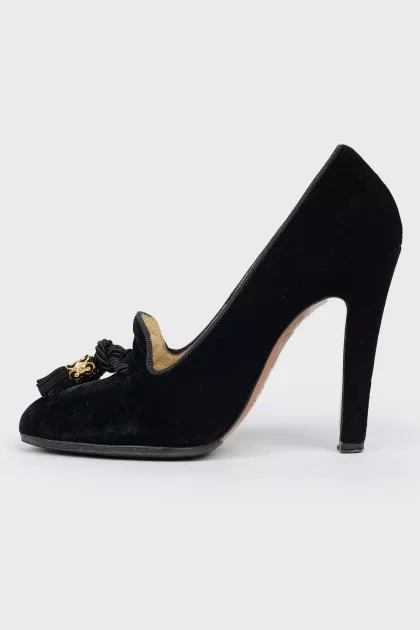 Velvet shoes with tassels in front