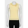 Cashmere top decorated with necklace