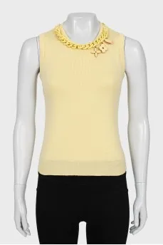 Cashmere top decorated with necklace