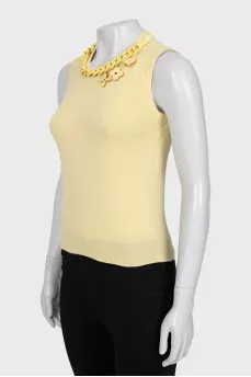 Cashmere top decorated with necklace