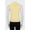 Cashmere top decorated with necklace