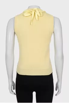 Cashmere top decorated with necklace