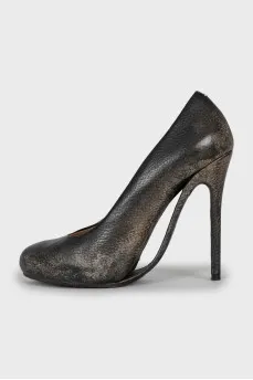 Leather heeled shoes with a distressed effect