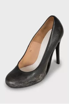 Leather heeled shoes with a distressed effect