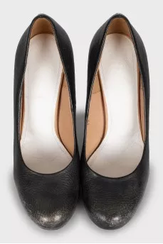Leather heeled shoes with a distressed effect