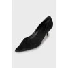 Suede pumps with a figured heel