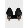 Suede pumps with a figured heel