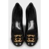 Leather shoes with branded decor