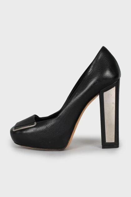 Leather shoes with decor on the heels