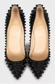 Patent leather shoes decorated with spikes