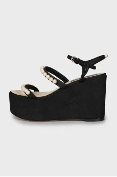 Suede sandals decorated with beads