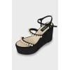 Suede sandals decorated with beads