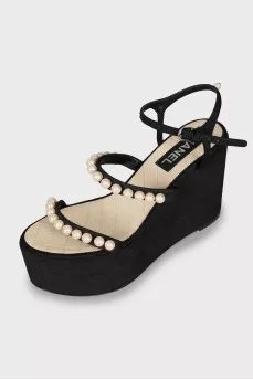 Suede sandals decorated with beads