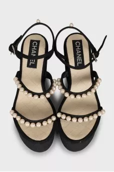 Suede sandals decorated with beads