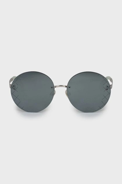 Wayfarer sunglasses with silver temples