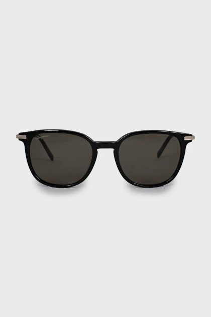 wayfarer sunglasses with tag