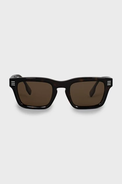 Sunglasses with brown lenses