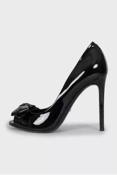 Patent leather shoes with bows