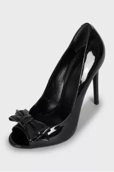 Patent leather shoes with bows