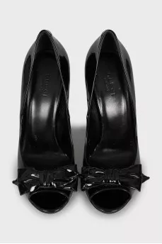 Patent leather shoes with bows
