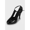 Open toe patent leather shoes