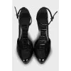 Open toe patent leather shoes