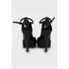 Open toe patent leather shoes