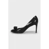 Leather pumps with decor