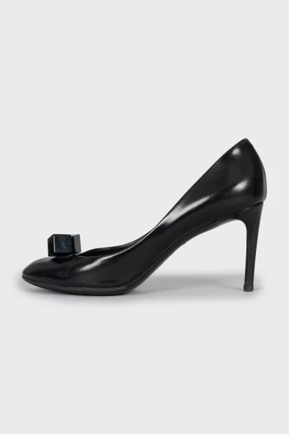 Leather pumps with decor