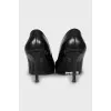 Leather pumps with decor