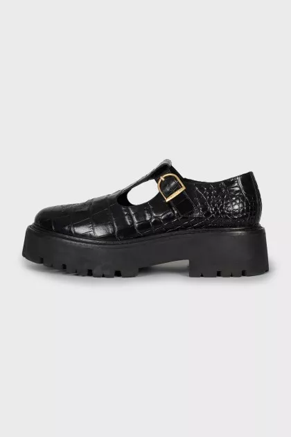 Leather shoes with embossing and perforation